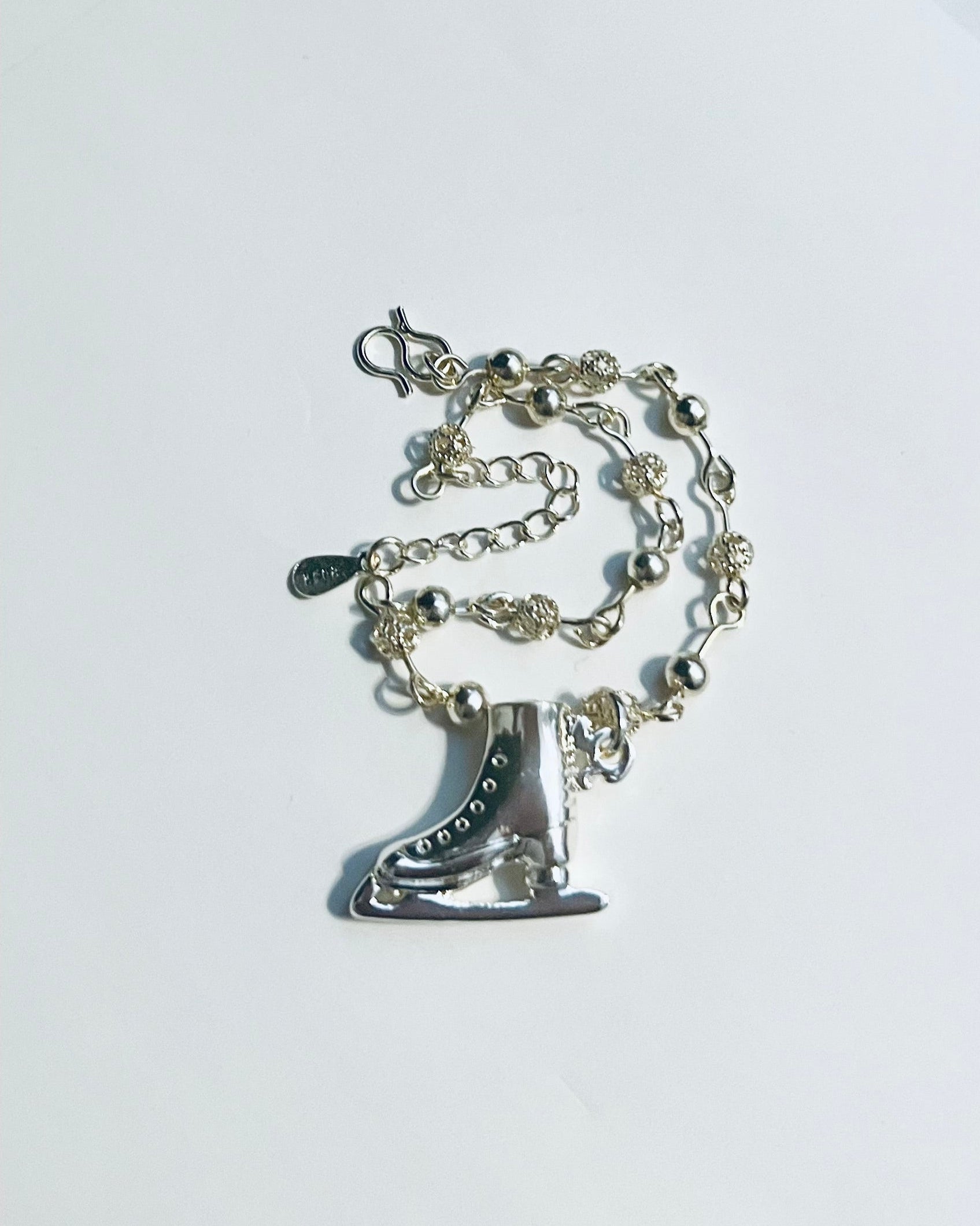 Bracelet with skate sharm